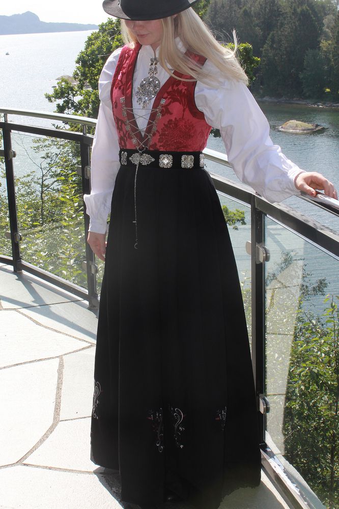 Ryperanden festdrakt i rød