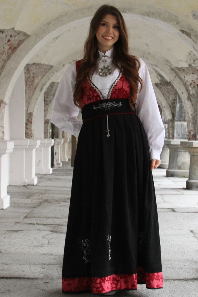 Tora festdrakt til dame i rød - Størrelse 40 - Med maljebelte