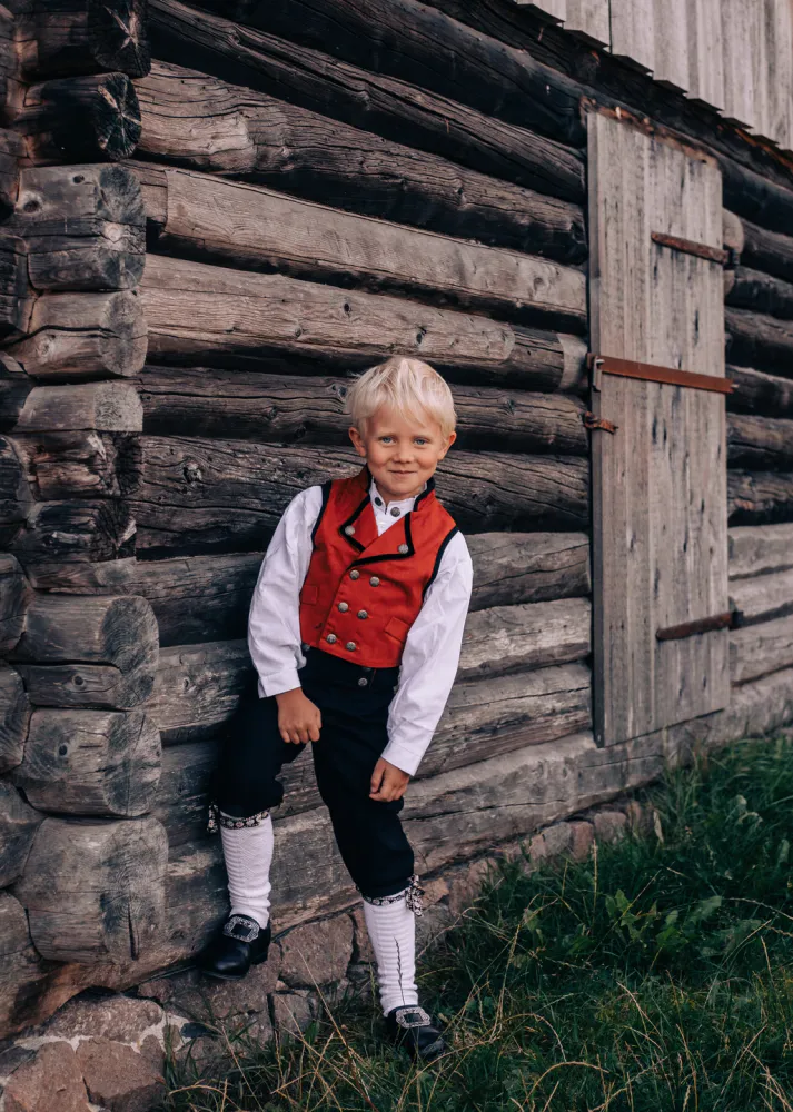 Festdrakt til gutt med rød vest og sort bukse