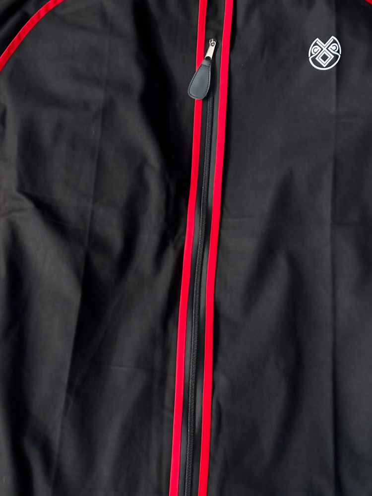 Bunadspose sort/rød i pustende bomull - Tar vare på bunaden din