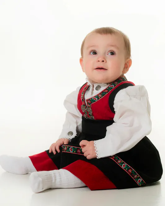 Hovedbilde Festdrakt til baby jente i rød og sort