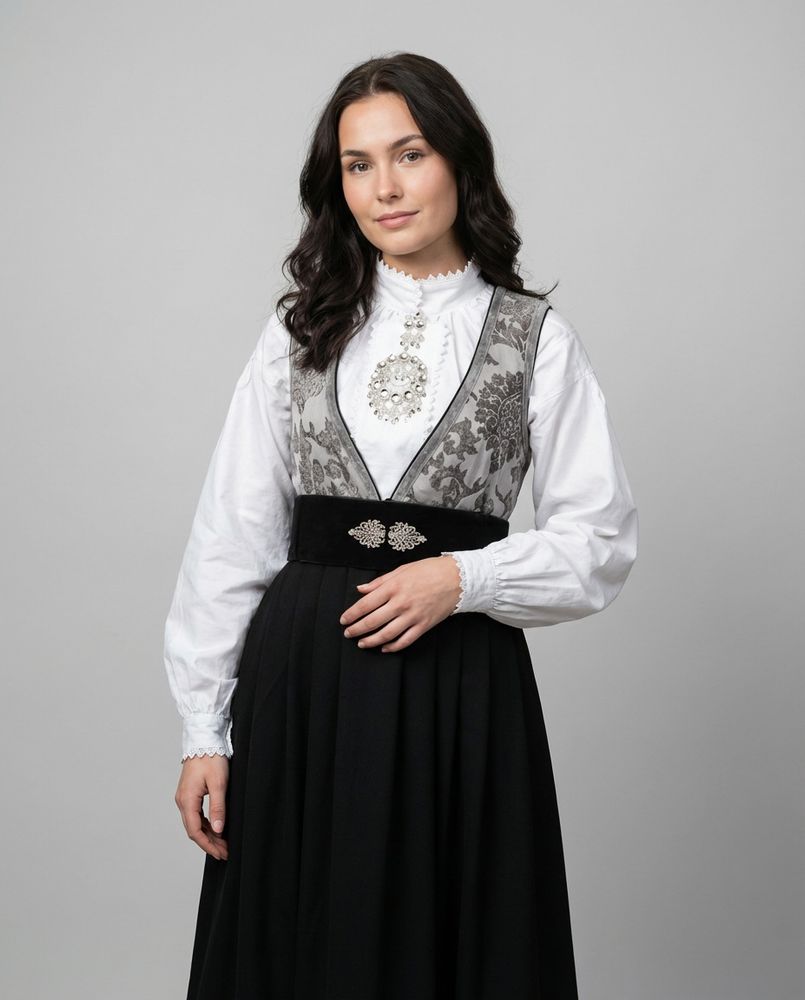 Nye Tora festdrakt til dame i silver